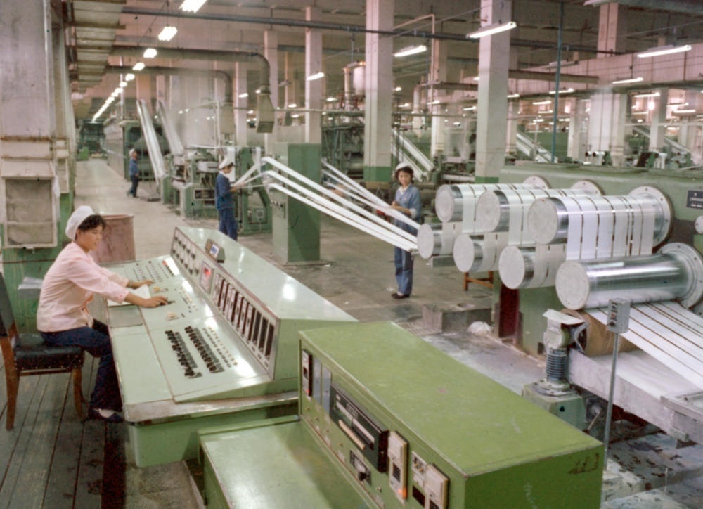 1981年，東北遼陽(yáng)石油化學(xué)纖維廠抽絲車(chē)間一角。新華社發(fā)