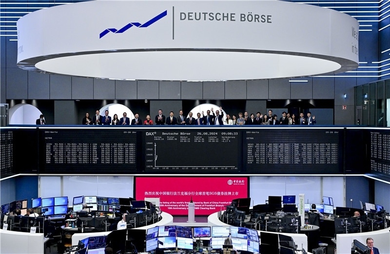 現(xiàn)場(chǎng)圖片:中國(guó)銀行法蘭克福分行負(fù)責(zé)人與多位來自金融界和企業(yè)界的嘉賓共同見證全球首支人民幣SGS債券在法蘭克福上市