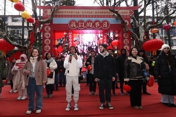 “熊貓叨叨”團(tuán)隊(duì)參加上海四平社區(qū)“元宵行街會”。