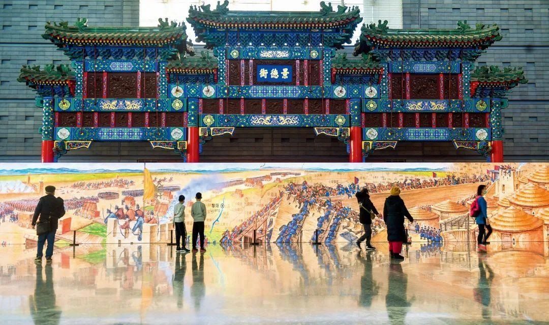 △2022年1月，觀眾在首都博物館參觀“穿越時空的大運河”數(shù)字影像展。