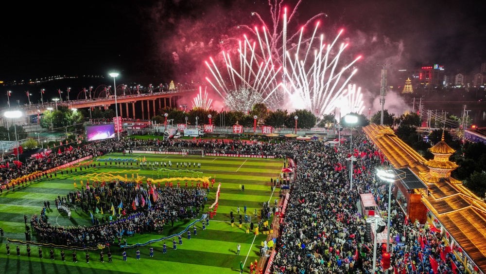 2024全國“村晚”示范展示活動(dòng)暨貴州“村超村晚”舉行音樂煙花秀表演（無人機(jī)照片，2024年2月3日攝）。新華社記者 劉續(xù) 攝