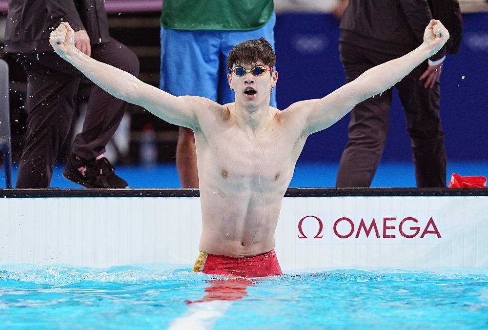 中國選手潘展樂在巴黎奧運(yùn)會(huì)游泳男子100米自由泳決賽后慶祝奪冠及打破世界紀(jì)錄（2024年7月31日攝）。新華社記者 杜宇 攝