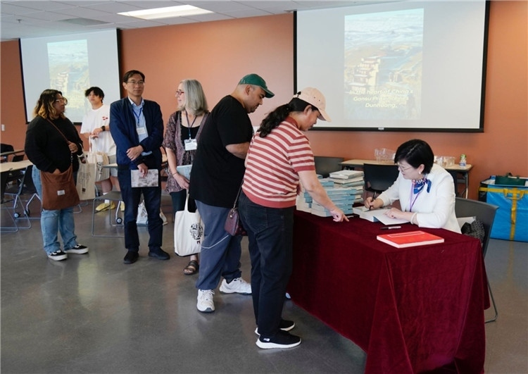 作者顧春芳在活動(dòng)現(xiàn)場簽名贈(zèng)書。羅先勇攝