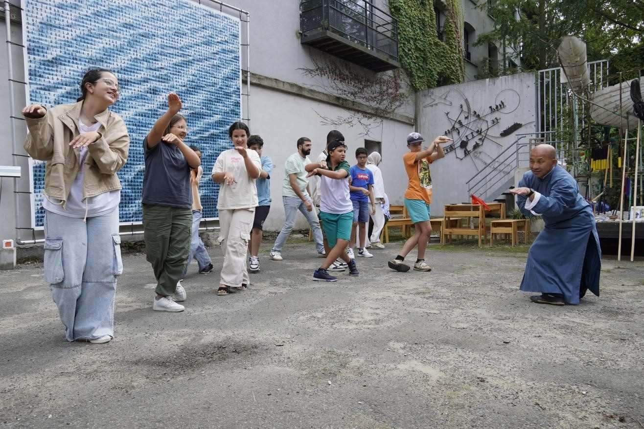 孩子們與魯汶大學(xué)武術(shù)老師，北少林長(zhǎng)拳傳人羅師傅學(xué)習(xí)中國(guó)功夫。比利時(shí)維他命文化傳媒供圖