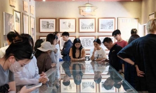 同學(xué)們觀摩文旅設(shè)計。校方供圖