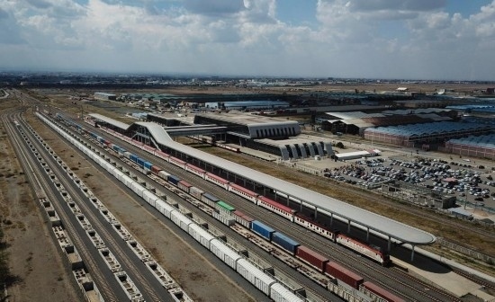 這是2023年9月在肯尼亞首都內(nèi)羅畢拍攝的蒙內(nèi)鐵路內(nèi)羅畢站（無人機(jī)照片）。新華社記者 韓旭 攝