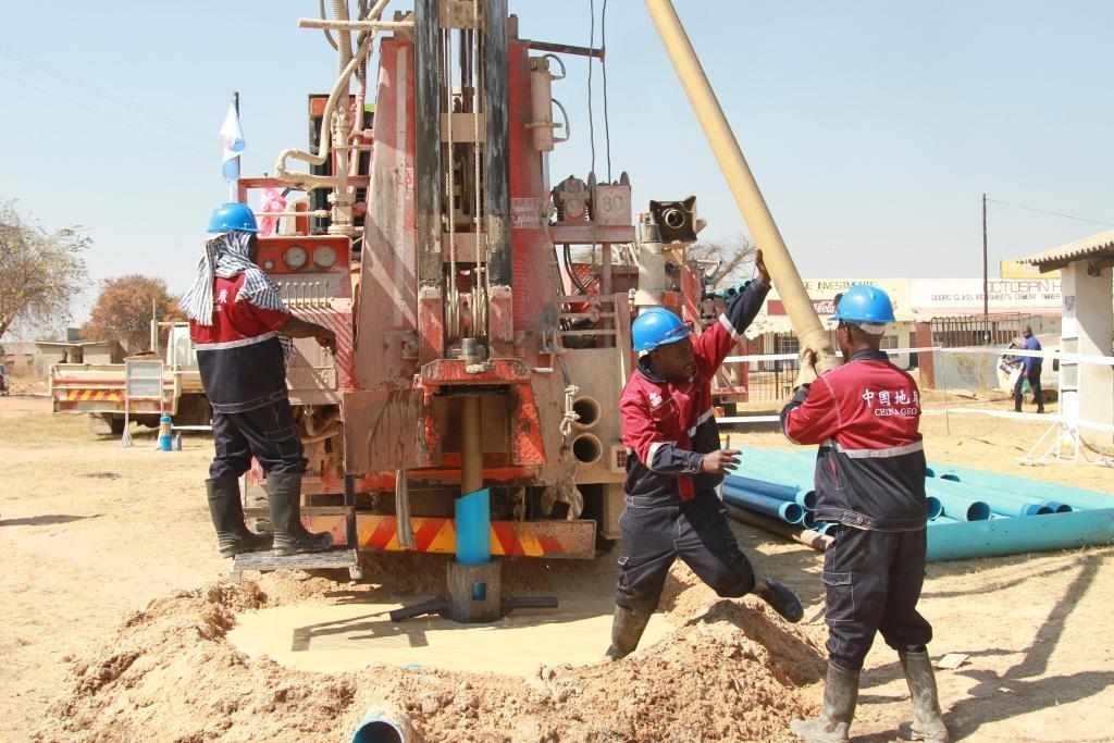 7月22日，工人在津巴布韋東馬紹納蘭省舉行的中國援津巴布韋300口水井項(xiàng)目開工儀式上鉆井。新華社發(fā)