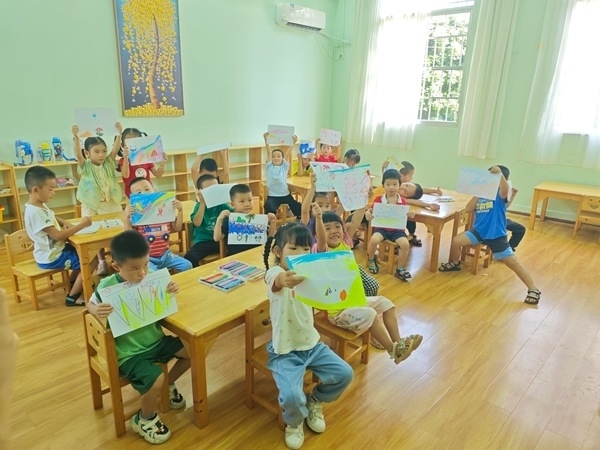 孩子們?cè)诠嫱泄馨嗌袭嫯嬚n。莫菲菲攝