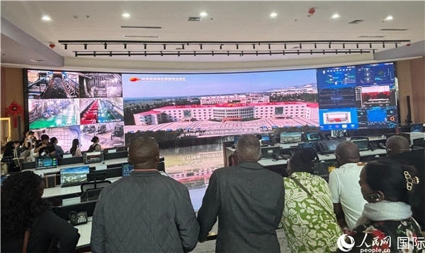 研討班一行在塔山煤礦參觀。人民網(wǎng) 曹欣悅攝