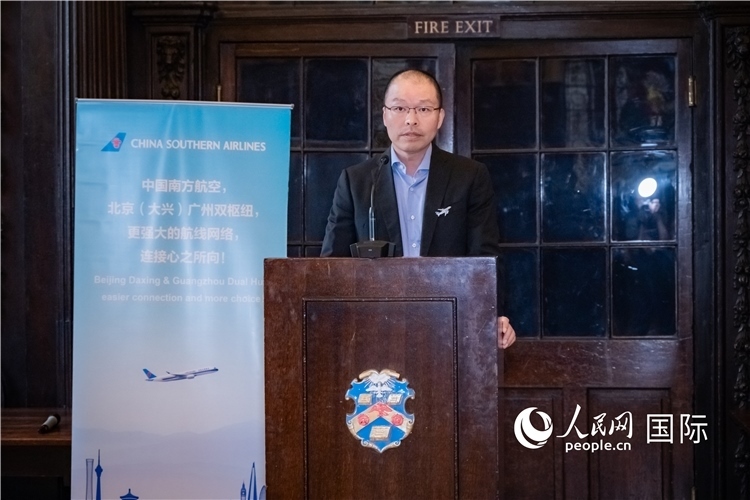 圖為中國南方航空倫敦營業(yè)部總經(jīng)理陳珂致辭。人民網(wǎng) 郭錦標(biāo)攝