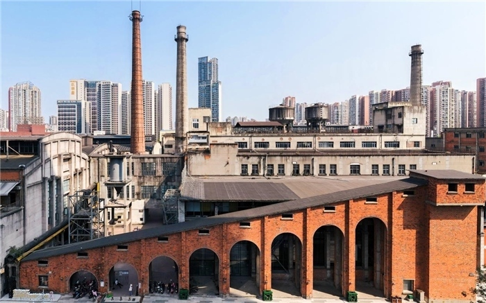 在原成都國(guó)營(yíng)紅光電子管廠舊址上改建而成的東郊記憶園區(qū)南大門。大門既保留了老工業(yè)區(qū)的風(fēng)貌，又融入了現(xiàn)代審美和創(chuàng)意，成為了園區(qū)一大亮點(diǎn)。資料圖片