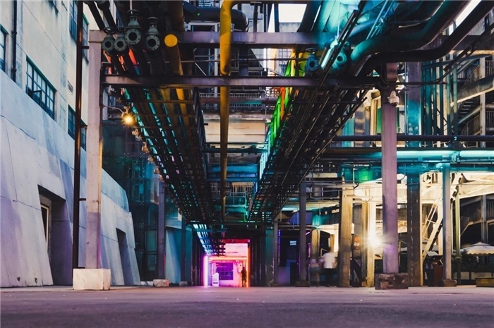 東郊記憶園區(qū)工業(yè)橫街完整地保留了園區(qū)的工業(yè)元素，如工業(yè)煙囪、動(dòng)力管廊架和水塔等，形成了園區(qū)獨(dú)特的工業(yè)風(fēng)景線。資料圖片