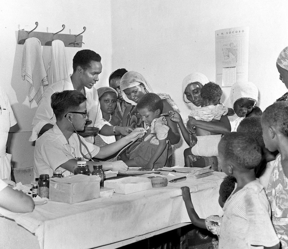 1968年4月，中國(guó)醫(yī)療隊(duì)醫(yī)生在索馬里阿弗戈依鎮(zhèn)巡回醫(yī)療時(shí)為當(dāng)?shù)貎和尾　? width=