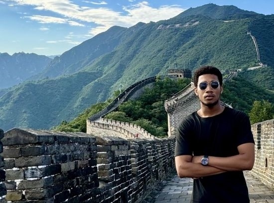 8月28日，尼日利亞青年阿米爾·阿希姆在慕田峪長(zhǎng)城留影。新華社發(fā)（清華大學(xué)供圖）