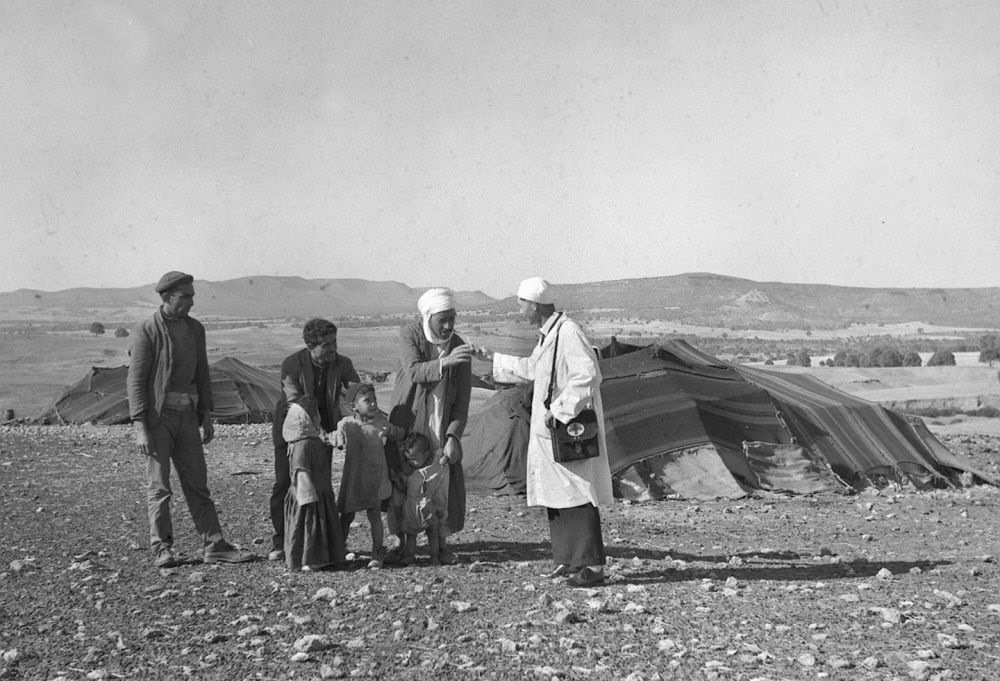 1965年，一名中國(guó)援阿爾及利亞醫(yī)療隊(duì)醫(yī)生（右一）在阿爾及利亞賽伊達(dá)省為牧民診治。