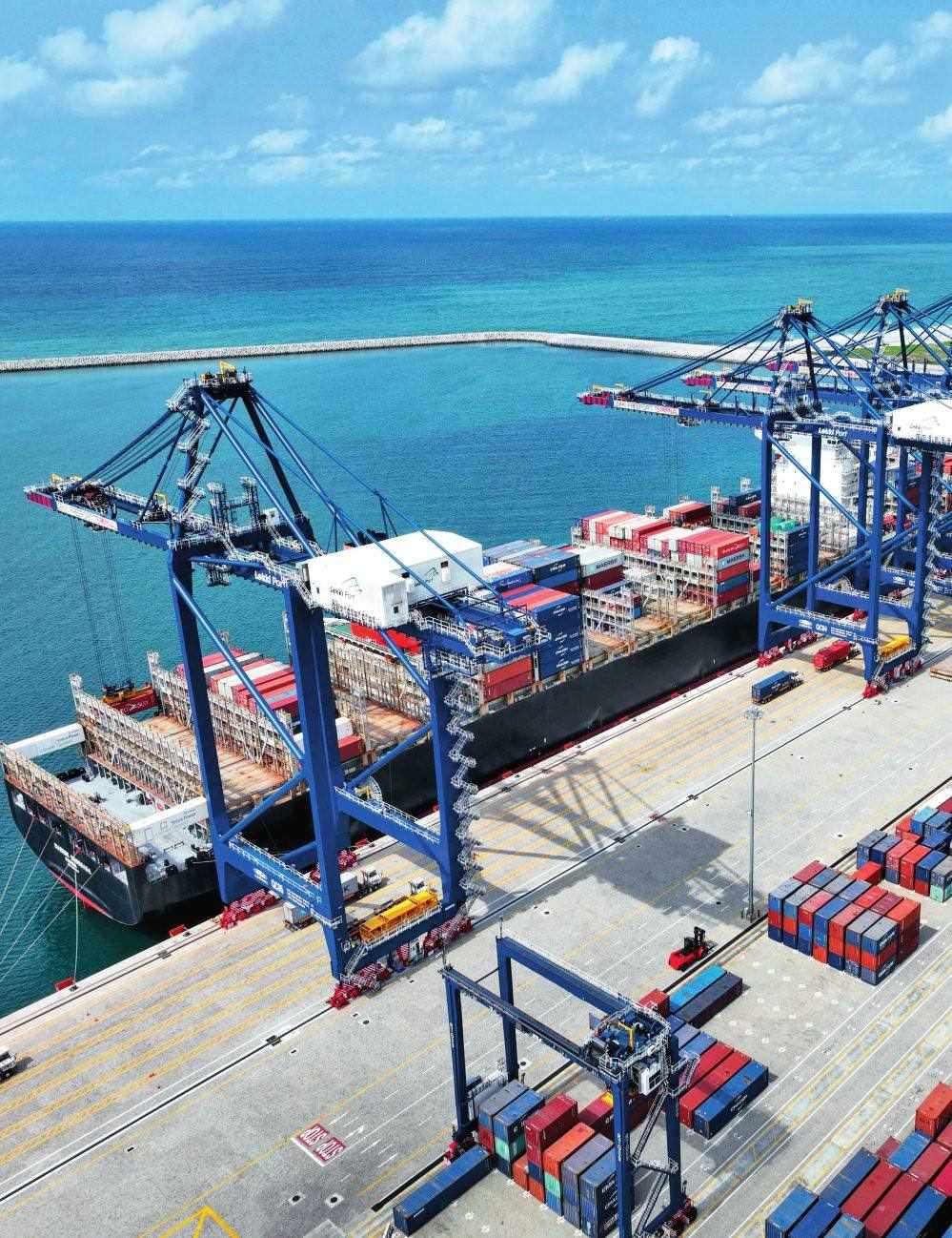 由中國港灣工程有限責(zé)任公司承建的尼日利亞萊基深水港位于中尼合作建設(shè)的拉各斯萊基自貿(mào)區(qū)內(nèi)，是尼日利亞首個(gè)現(xiàn)代化深水港和最大港口。圖為一艘貨輪在尼日利亞拉各斯萊基深水港裝卸集裝箱（2024 年 3 月 11 日攝）萊基港公司供圖