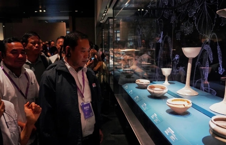 8月31日，亞洲媒體考察團(tuán)參訪三星堆博物館。左一為老撾博利坎賽省新聞文化旅游廳廳長(zhǎng)頌通·威本康?！度嗣袢?qǐng)?bào)海外版》記者喬宇攝