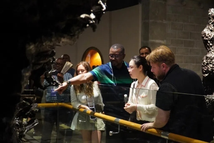 2024“一帶一路”媒體合作論壇聯(lián)合采訪調(diào)研行成員在樂(lè)山烏木文化博覽苑調(diào)研采訪。人民網(wǎng)記者 趙祖樂(lè)攝