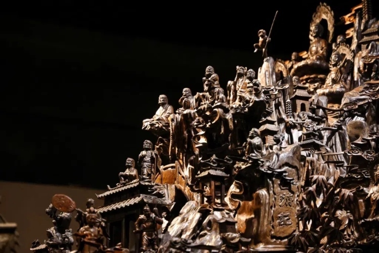 烏木博物館中展出的烏木雕刻藝術(shù)品《西游記》（局部）。本報(bào)記者 伊霄攝