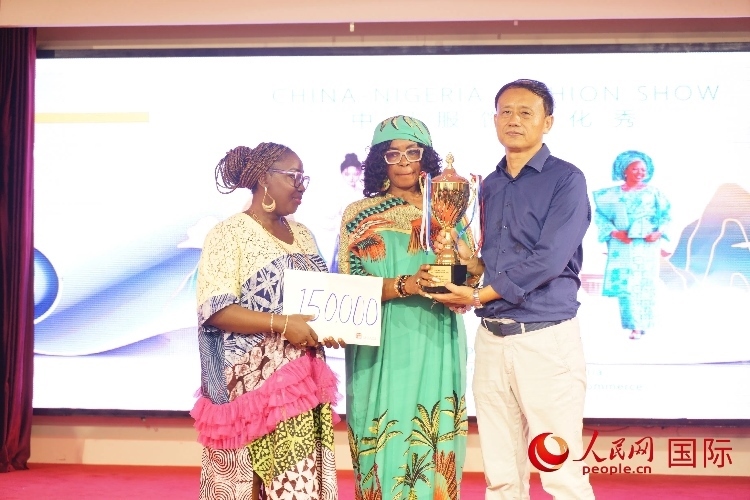 中國駐尼日利亞使館文化參贊兼中國文化中心主任李旭大（右）為最佳表現(xiàn)獎(jiǎng)?lì)C獎(jiǎng)（中）。人民網(wǎng)記者 姜宣攝