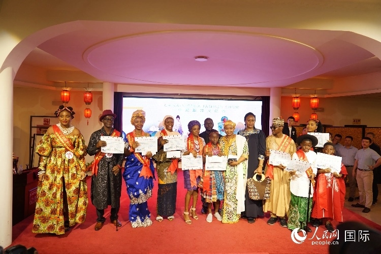 中尼服飾文化秀尼日利亞十佳模特獎(jiǎng)。人民網(wǎng)記者 姜宣攝