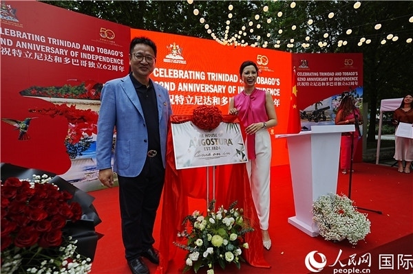 當(dāng)天的慶祝儀式上，還舉行了特多著名酒品牌安高天娜回歸中國(guó)市場(chǎng)的揭幕儀式。人民網(wǎng)記者 趙益普攝