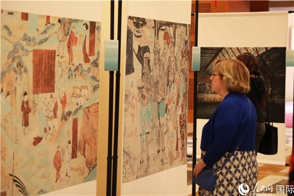 來(lái)賓在參觀敦煌高清攝影和壁畫(huà)高保真復(fù)制品。 人民網(wǎng)記者 李志偉攝