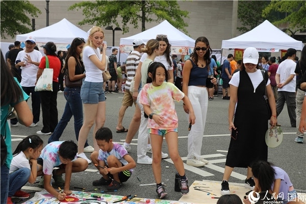 4、活動吸引了很多小朋友參加。 人民網(wǎng)記者 李志偉攝