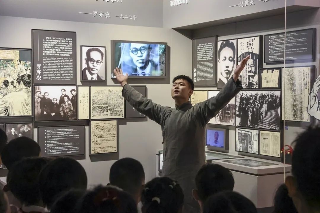 勞模身穿長(zhǎng)袍再現(xiàn)烈士事跡。徐匯區(qū)總工會(huì)供圖