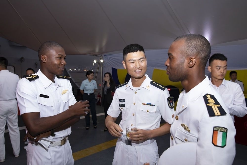 2023年6月25日，中國和科特迪瓦雙方官兵在南寧艦舉辦的甲板招待會(huì)上交流。中國海軍第43批護(hù)航編隊(duì)22日抵達(dá)科特迪瓦經(jīng)濟(jì)首都阿比讓，開始對(duì)科特迪瓦為期4天的友好訪問。