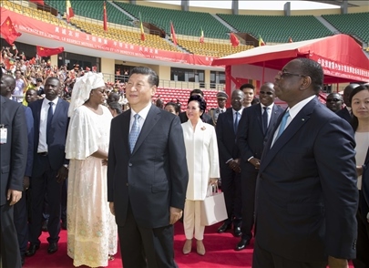 2018年7月22日，國(guó)家主席習(xí)近平在達(dá)喀爾同時(shí)任塞內(nèi)加爾總統(tǒng)薩勒共同出席塞內(nèi)加爾競(jìng)技摔跤場(chǎng)項(xiàng)目移交儀式。新華社記者 王曄 攝