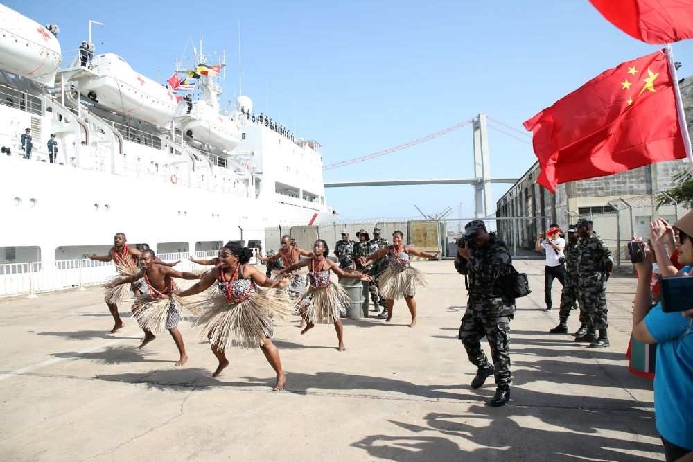 2024年8月16日，在莫桑比克馬普托港，當(dāng)?shù)匮輪T表演舞蹈，歡送中國海軍“和平方舟”號(hào)醫(yī)院船。