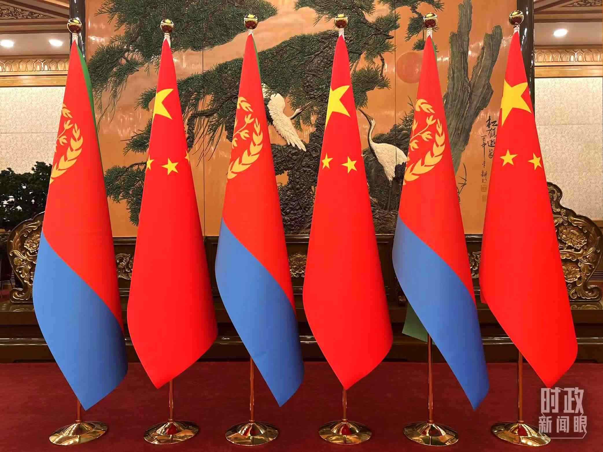 △會見現(xiàn)場擺放的中國和厄立特里亞兩國國旗。（總臺央視記者趙婷拍攝）