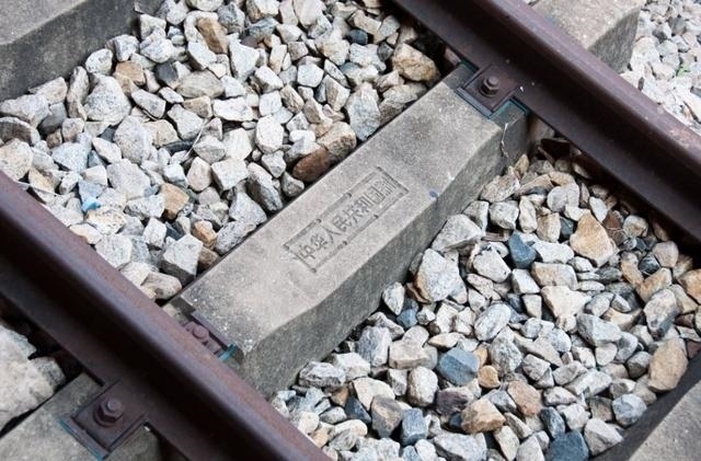 坦贊鐵路鋼筋混凝土軌枕上的“中華人民共和國制”字樣清晰可辨。