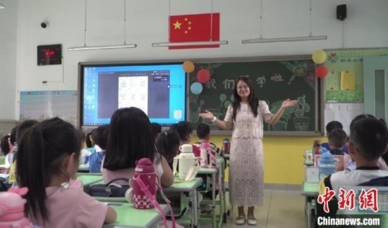 圖為衡水市新苑小學(xué)，老師正在給學(xué)生講開學(xué)第一課的內(nèi)容。王天祥 攝