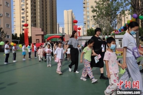 圖為衡水市新苑小學(xué)，小學(xué)一年級(jí)新生佩戴“夢想徽章”后，步入校園 。王天祥 攝