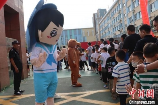 圖為衡水市新苑小學(xué)，老師穿上玩偶服裝歡迎新生入學(xué)。王天祥 攝