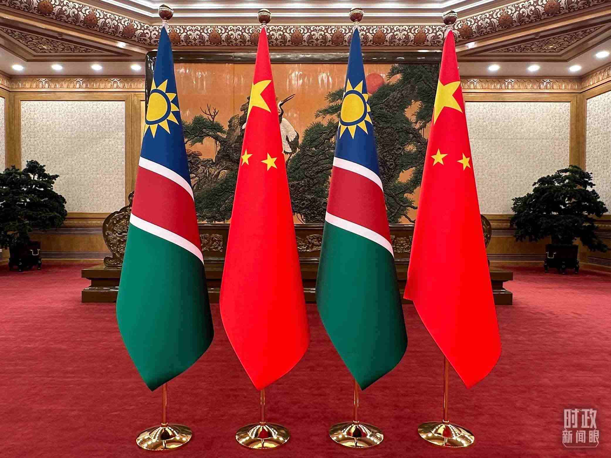  △雙邊會(huì)見現(xiàn)場的中國和納米比亞國旗。（總臺(tái)央視記者范一鳴拍攝）