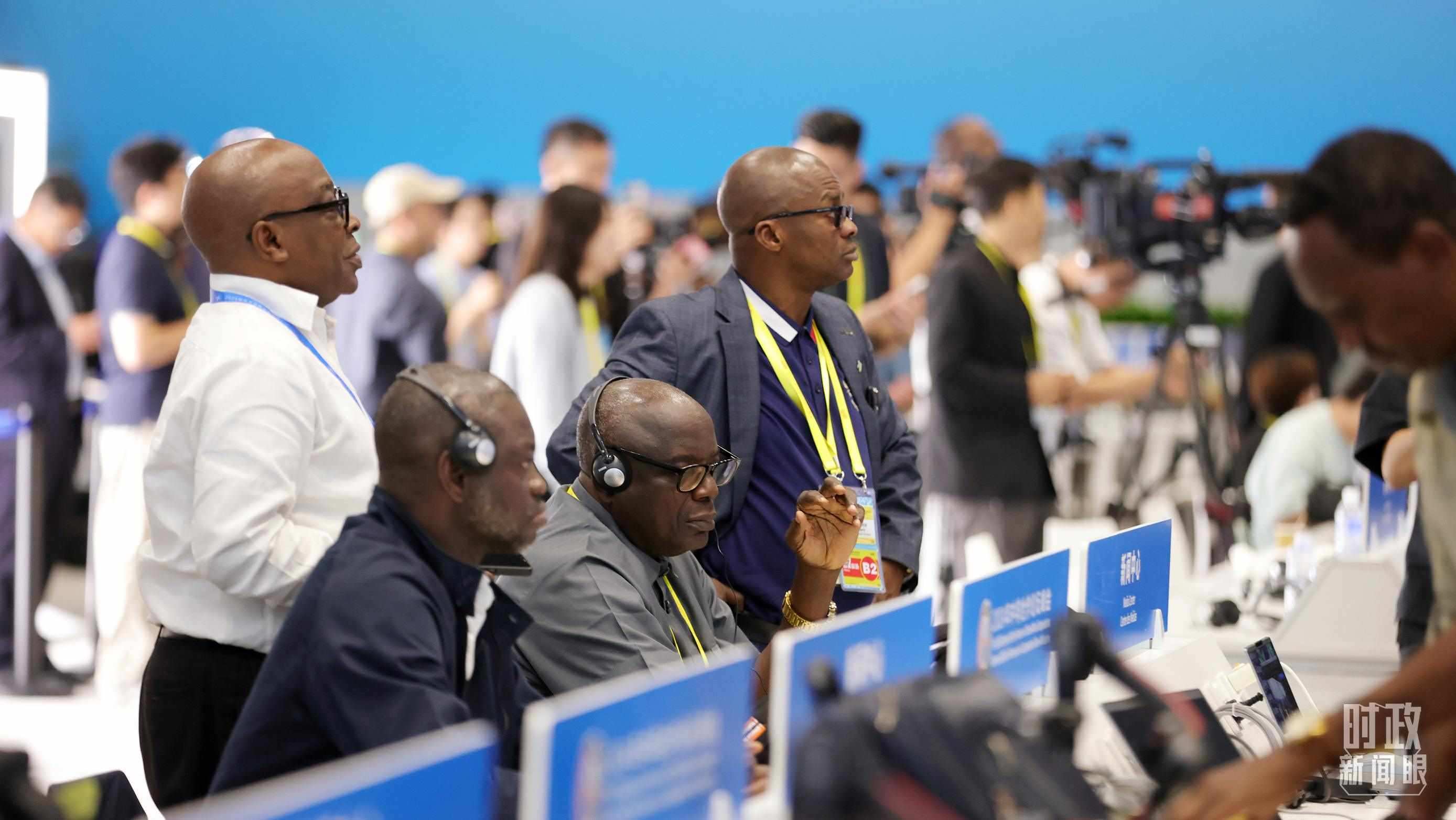  △媒體記者在人民大會(huì)堂和新聞中心參與峰會(huì)報(bào)道。（總臺(tái)央視記者范一鳴、魏幫軍拍攝）