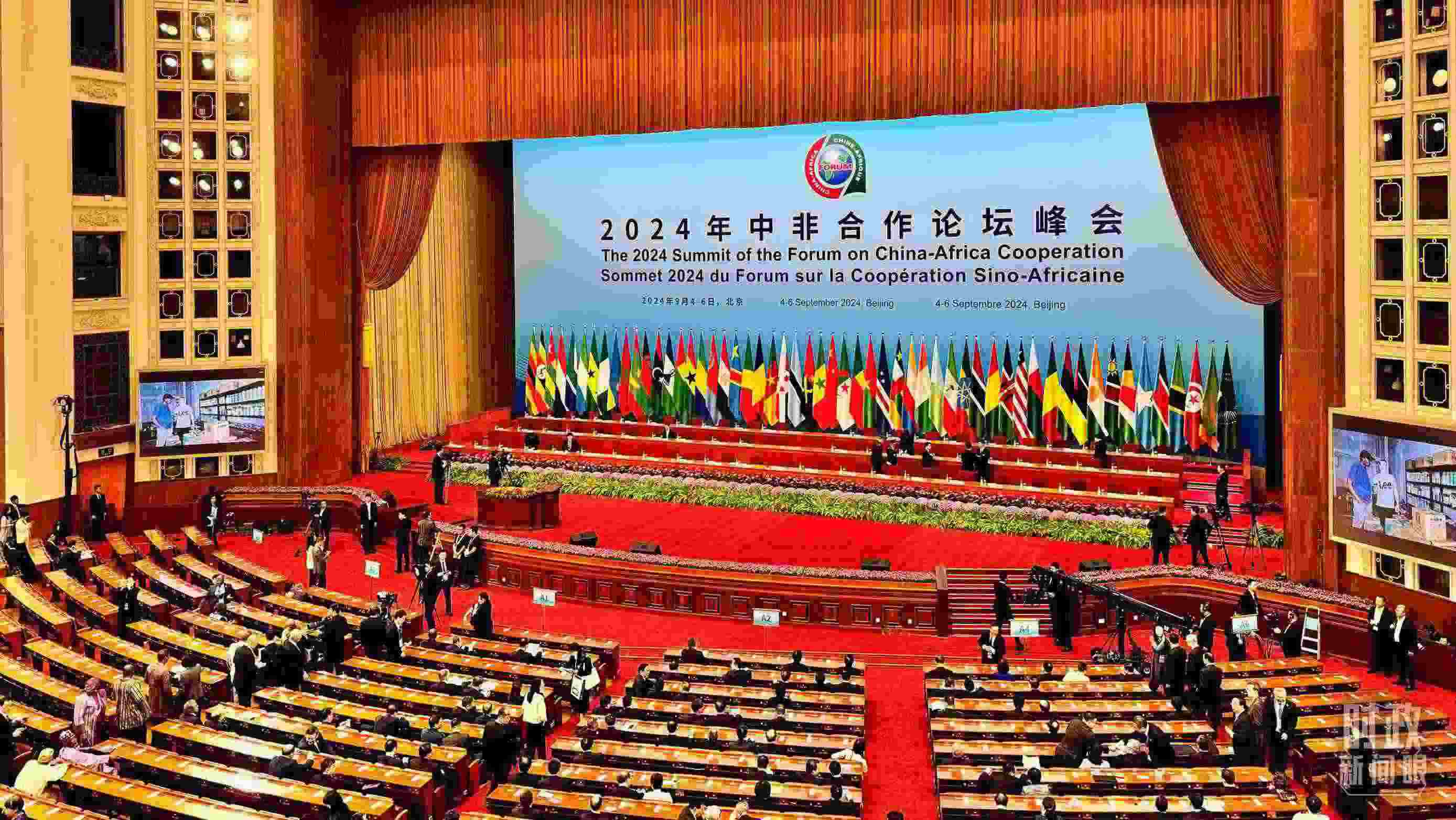  △9月5日上午，中非合作論壇北京峰會(huì)開幕式在北京人民大會(huì)堂舉行。這是開始前的現(xiàn)場。（總臺(tái)央視記者李增仁拍攝）