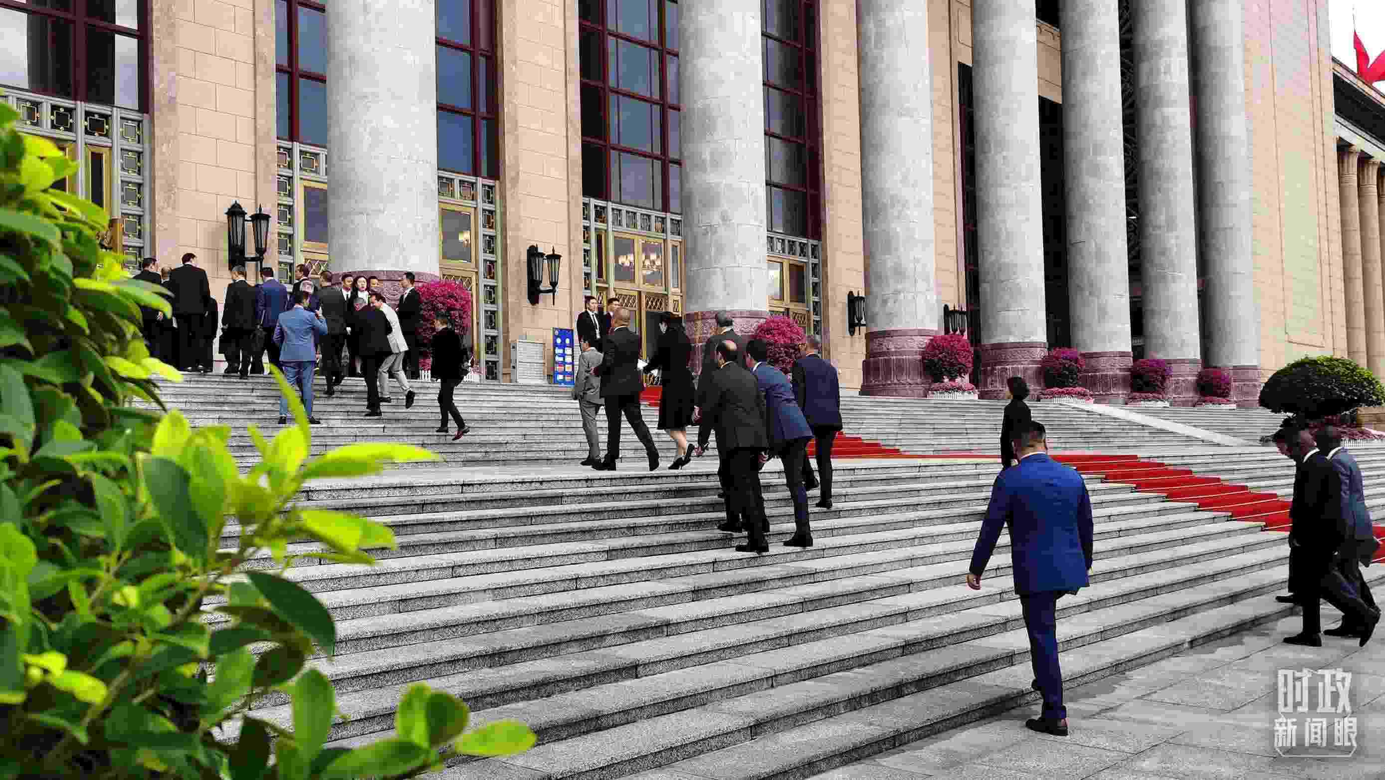  △與會(huì)者正在步入會(huì)場。（總臺(tái)央視記者郭鴻拍攝）