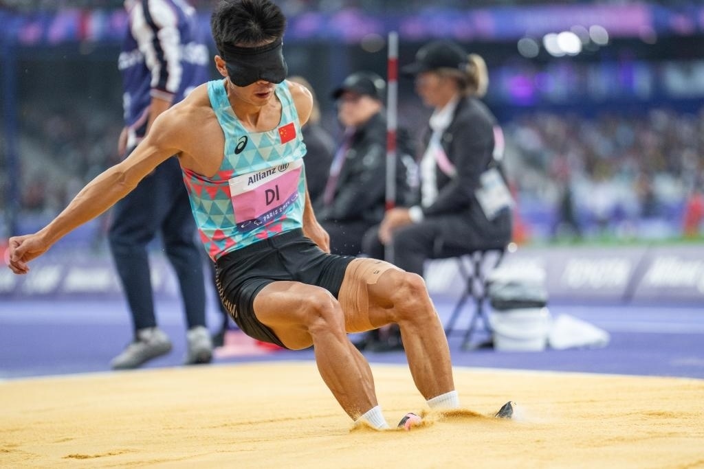 8月30日，邸東東在巴黎殘奧會田徑男子跳遠(yuǎn)T11級決賽中試跳。新華社記者 黃偉 攝
