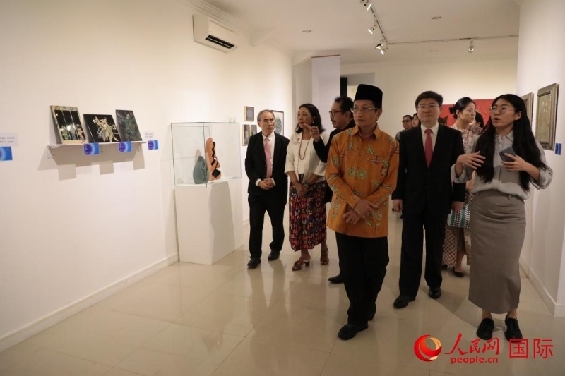 參加開幕式的嘉賓參觀展覽。人民網(wǎng)記者曹師韻攝