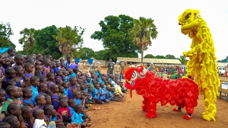 舞獅活動(dòng)引發(fā)現(xiàn)場(chǎng)熱烈掌聲。謝坤攝