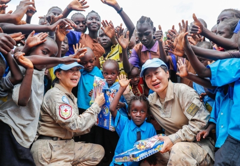 學(xué)生對(duì)中國(guó)官兵援助表達(dá)感謝。王皓宇攝