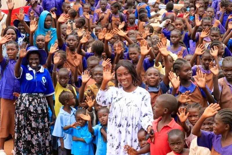 學(xué)校師生送別維和官兵。王軍杰攝