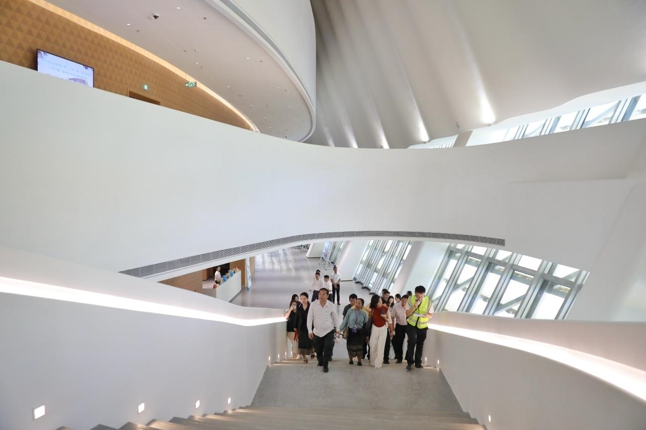 亞洲媒體考察團正在上樓?！吨袊洕芸酚浾?肖翊攝