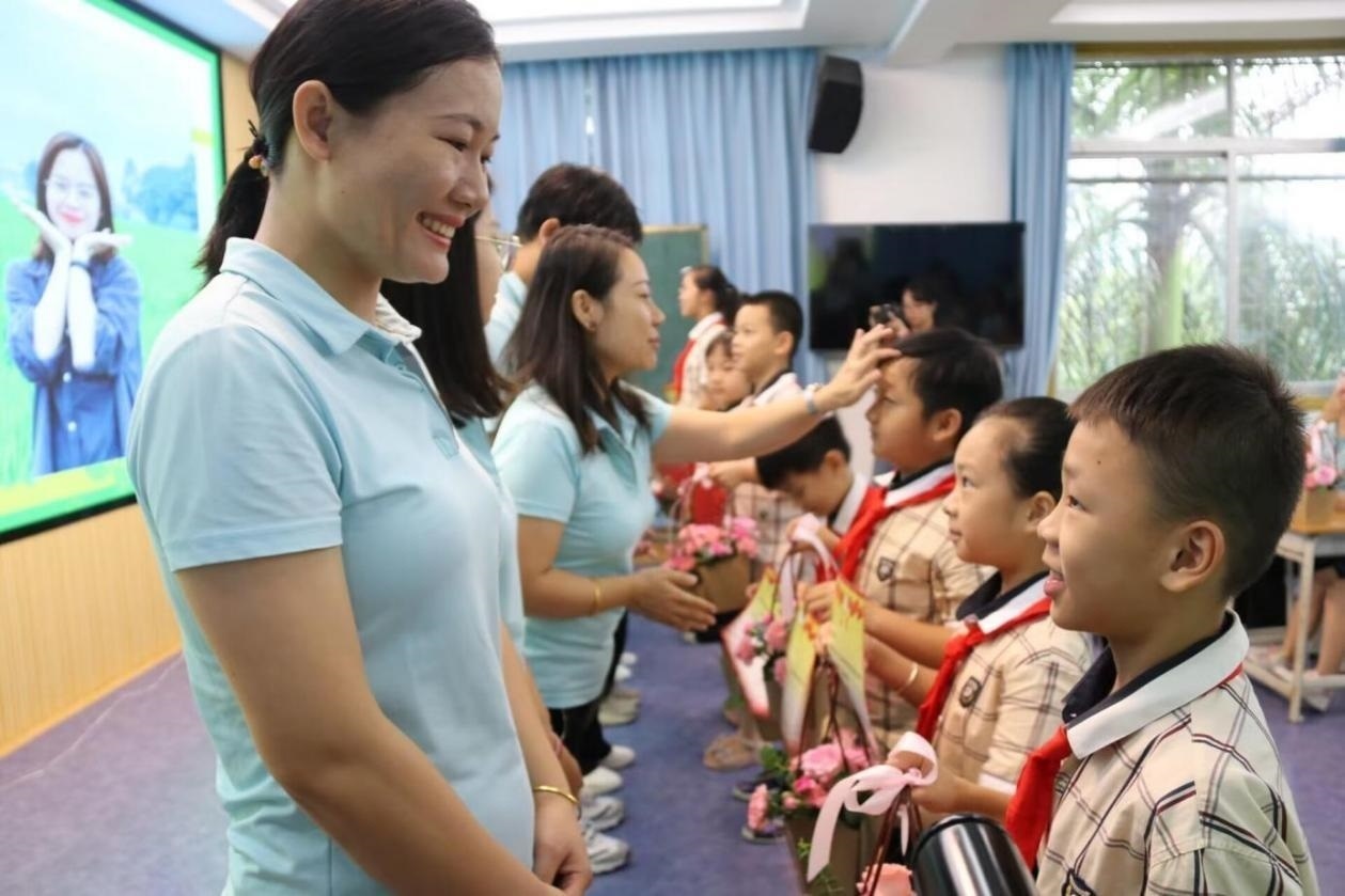 2023年教師節(jié)前，廣西南寧一所學校，學生向老師獻上鮮花、賀卡。