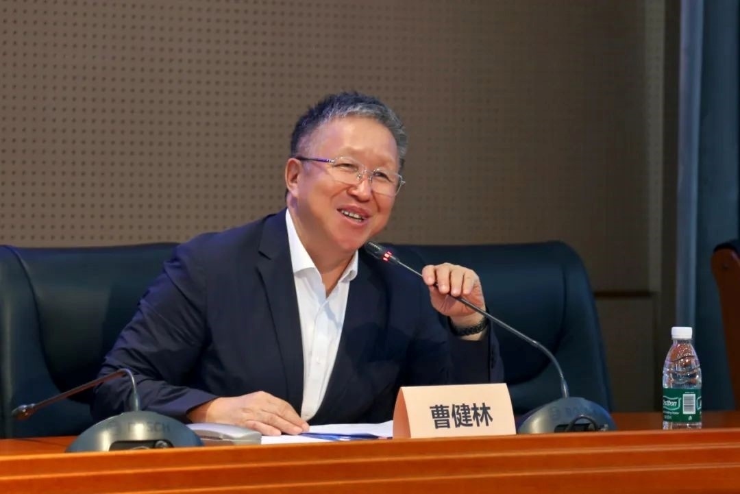 科技部原副部長(zhǎng)、十三屆全國政協(xié)教科衛(wèi)體委員會(huì)副主任、現(xiàn)任季華實(shí)驗(yàn)室理事長(zhǎng)、主任曹健林致辭。主辦方供圖