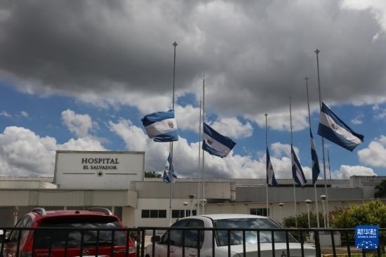 這是9月9日在薩爾瓦多首都圣薩爾瓦多拍攝的降半旗哀悼墜機(jī)遇難者。新華社發(fā)（亞歷山大·培尼亞攝）